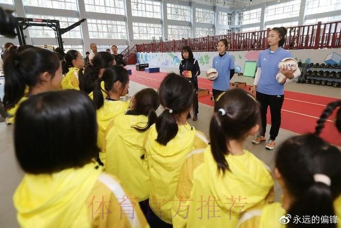 与球星亲密互动，让女孩爱上女超——海埂“耀·探营”释放女足魅力